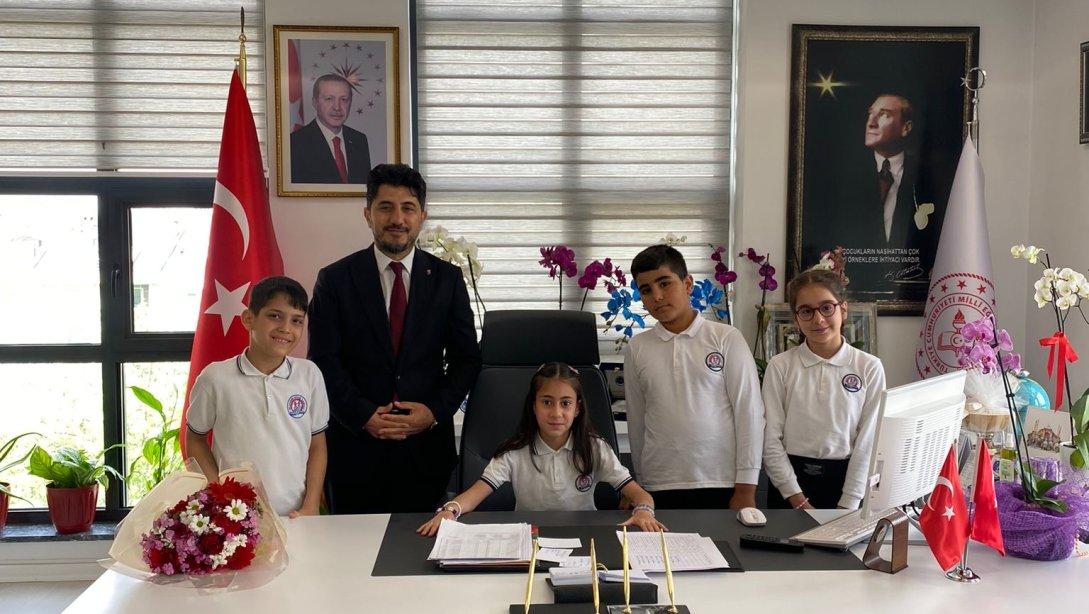 İlçe Millî Eğitim Müdürümüz Fatih Mustafa Topsakal, Makamını Selahattin Eyyubi İlkokulu Öğrencimiz Azra Yılmaz'a Devretti