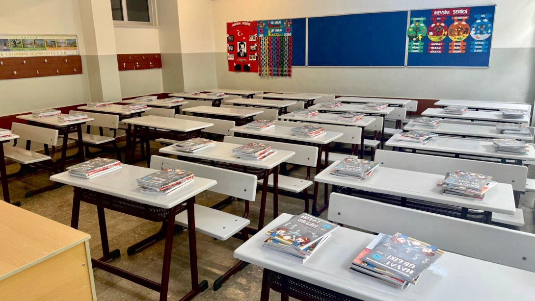 Ücretsiz Ders Kitapları Masalarının Üzerinde Öğrencilerimizi Bekliyor. 